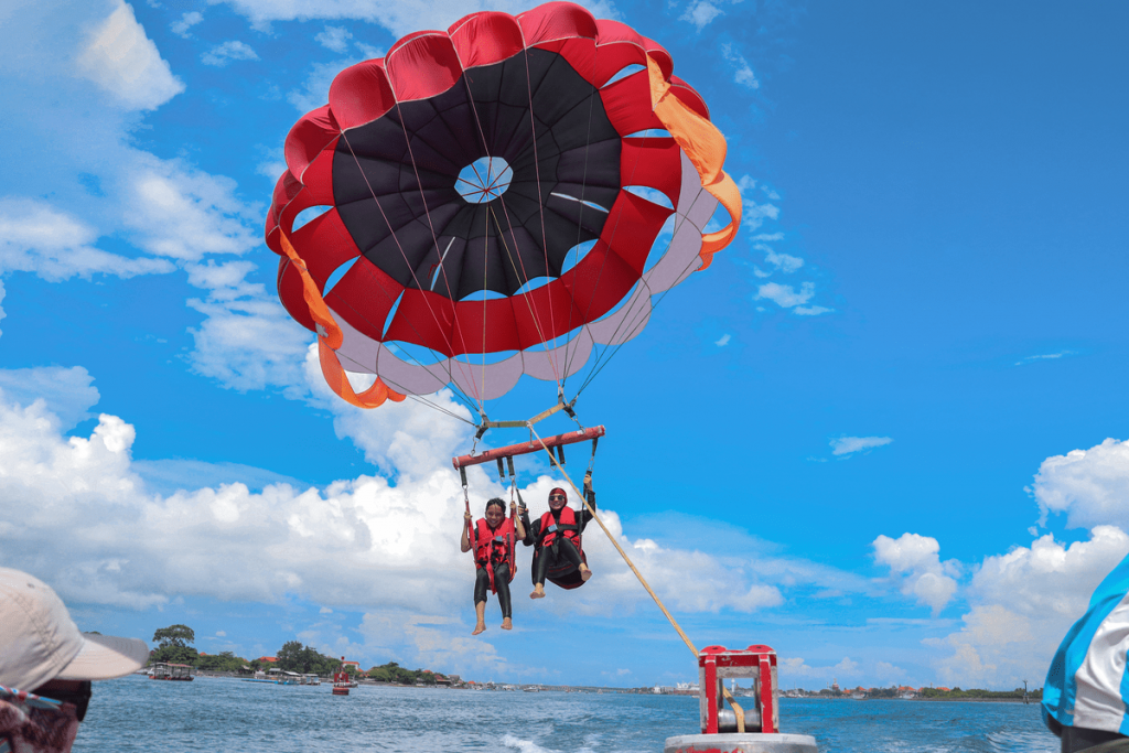 parasailing-ocean-tropical-island-family-fun-vacation-couple-honeymoon (1)